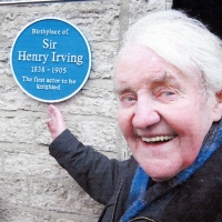 Richard Briers with the Henry Irving plaque